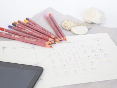 Photo of a calendar and pencils.